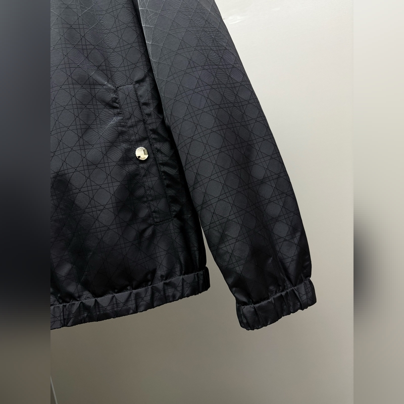 DIOR 迪奧 字母刺繡雙面穿夾克外套 立體修身的裁剪設(shè)計，上身簡約百搭，幹練