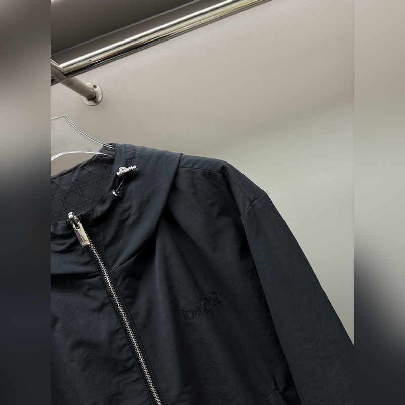DIOR 迪奧 字母刺繡雙面穿夾克外套 立體修身的裁剪設(shè)計，上身簡約百搭，幹練