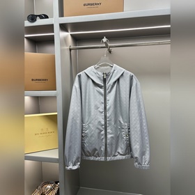 DIOR 迪奧 字母刺繡雙面穿夾克外套 立體修身的裁剪設(shè)計(jì)，上身簡(jiǎn)約百搭，幹練