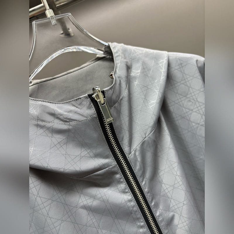 DIOR 迪奧 字母刺繡雙面穿夾克外套 立體修身的裁剪設計，上身簡約百搭，幹練