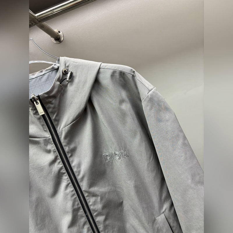 DIOR 迪奧 字母刺繡雙面穿夾克外套 立體修身的裁剪設計，上身簡約百搭，幹練
