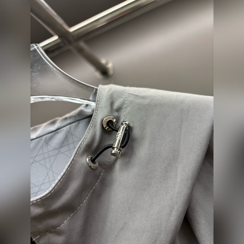 DIOR 迪奧 字母刺繡雙面穿夾克外套 立體修身的裁剪設計，上身簡約百搭，幹練