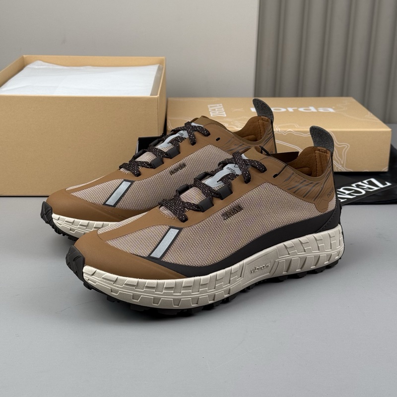 5159Z-BVI版型和産品細節：麂皮，牛皮革撞搭再生尼龍面料，領口加貼高彈記憶