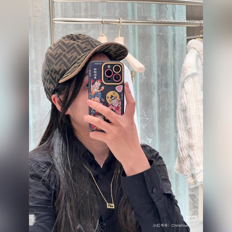 FF提花芬迪布料棒球帽 半軟帽頂棒球帽。彩用原闆咖色提花FF圖案布料裝飾 後扣魔