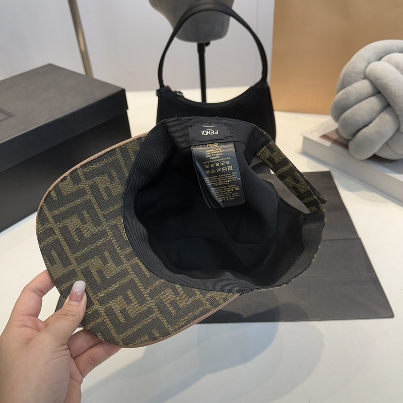 FF提花芬迪布料棒球帽 半軟帽頂棒球帽。彩用原闆咖色提花FF圖案布料裝飾 後扣魔