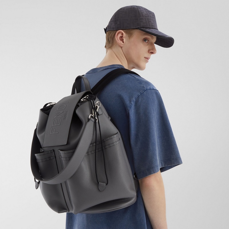 深灰色FF提花半軟帽舌棒球帽。後帽帶飾有金屬FENDI字樣，帽舌有皮革飾邊。意大