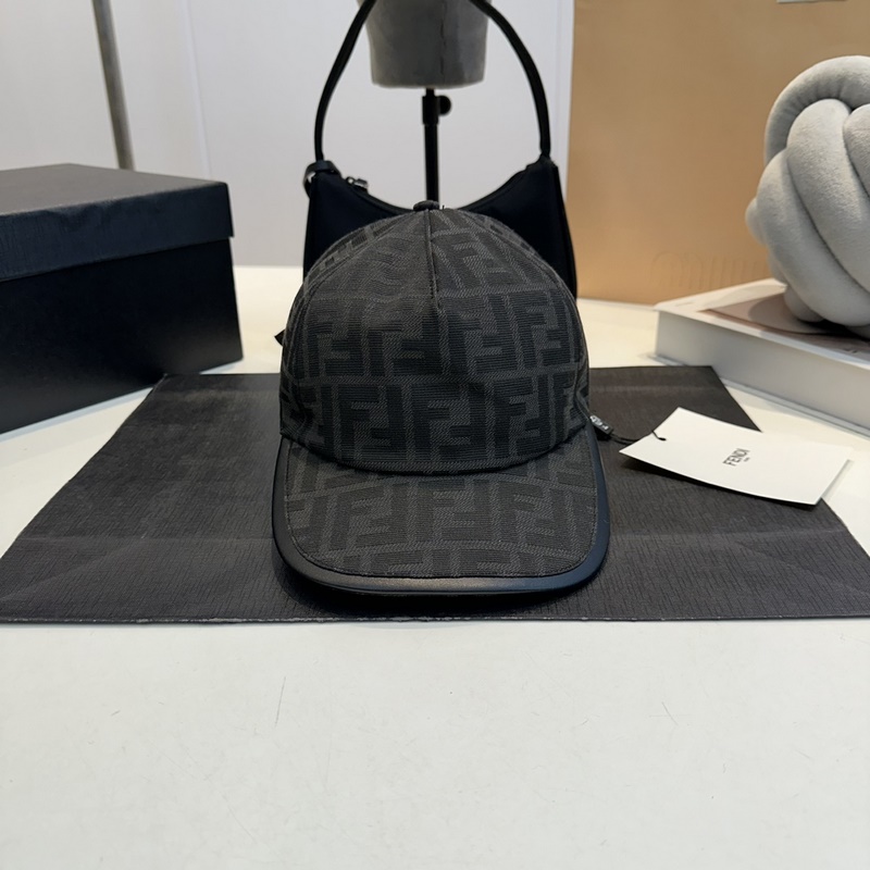 深灰色FF提花半軟帽舌棒球帽。後帽帶飾有金屬FENDI字樣，帽舌有皮革飾邊。意大