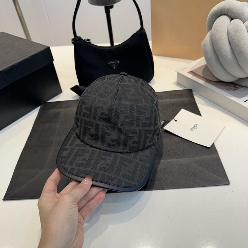 深灰色FF提花半軟帽舌棒球帽。後帽帶飾有金屬FENDI字樣，帽舌有皮革飾邊。意大