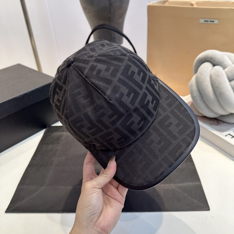 深灰色FF提花半軟帽舌棒球帽。後帽帶飾有金屬FENDI字樣，帽舌有皮革飾邊。意大