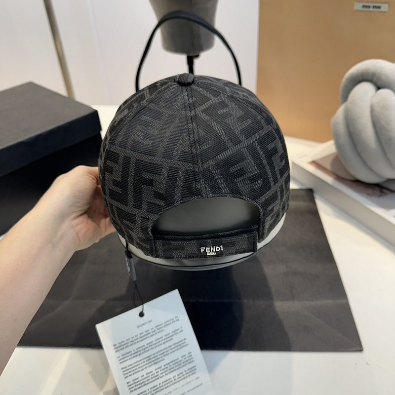 深灰色FF提花半軟帽舌棒球帽。後帽帶飾有金屬FENDI字樣，帽舌有皮革飾邊。意大