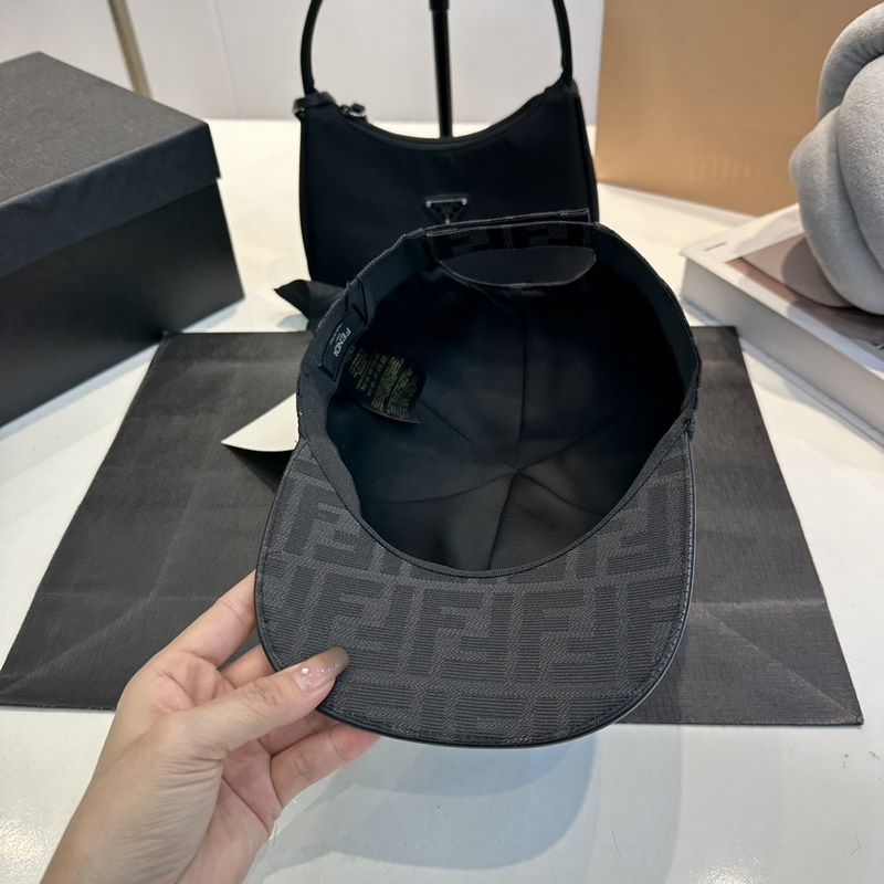 深灰色FF提花半軟帽舌棒球帽。後帽帶飾有金屬FENDI字樣，帽舌有皮革飾邊。意大