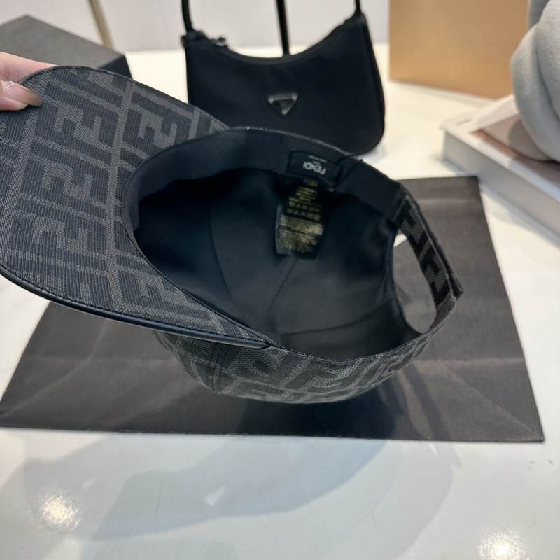 深灰色FF提花半軟帽舌棒球帽。後帽帶飾有金屬FENDI字樣，帽舌有皮革飾邊。意大