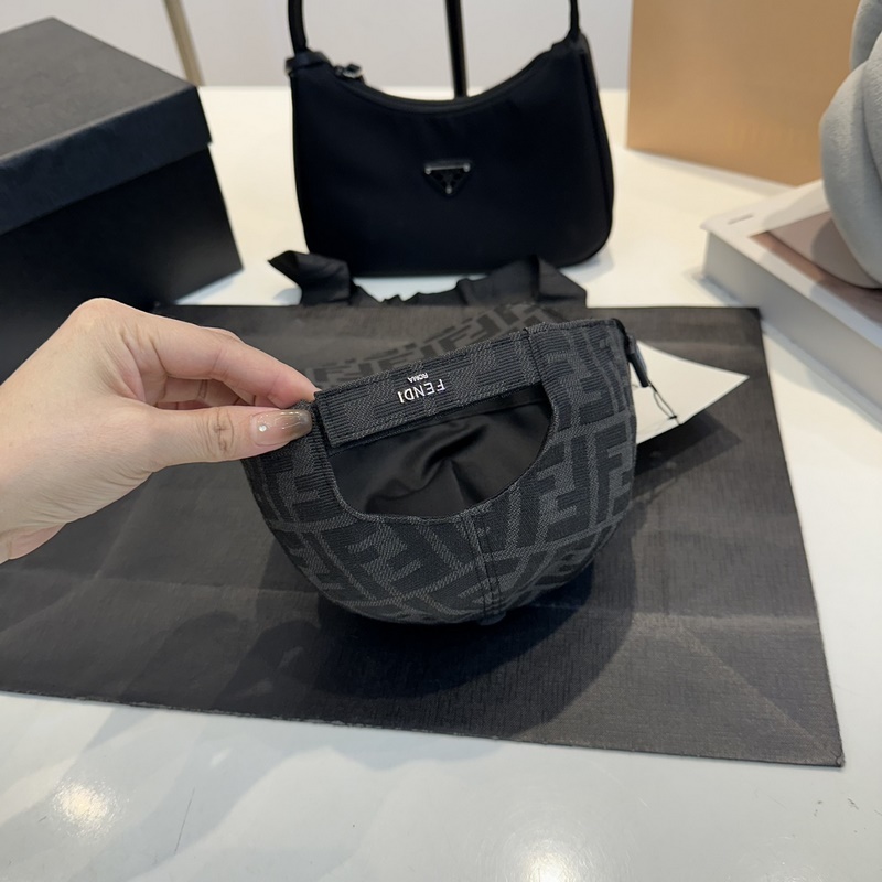 深灰色FF提花半軟帽舌棒球帽。後帽帶飾有金屬FENDI字樣，帽舌有皮革飾邊。意大