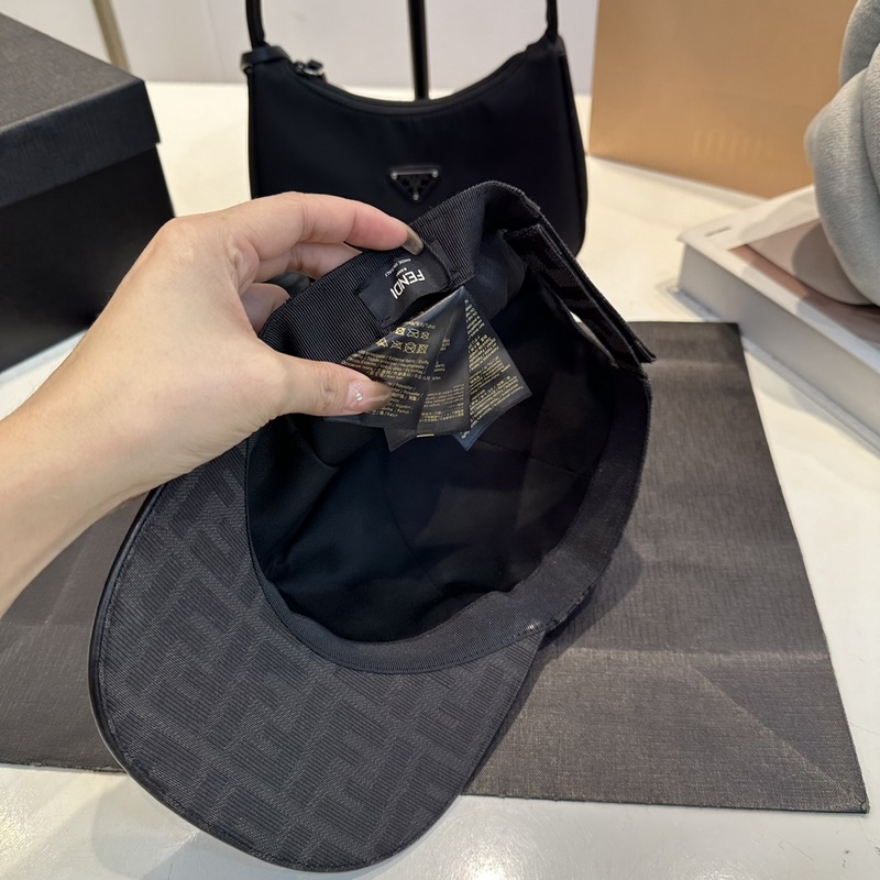 深灰色FF提花半軟帽舌棒球帽。後帽帶飾有金屬FENDI字樣，帽舌有皮革飾邊。意大