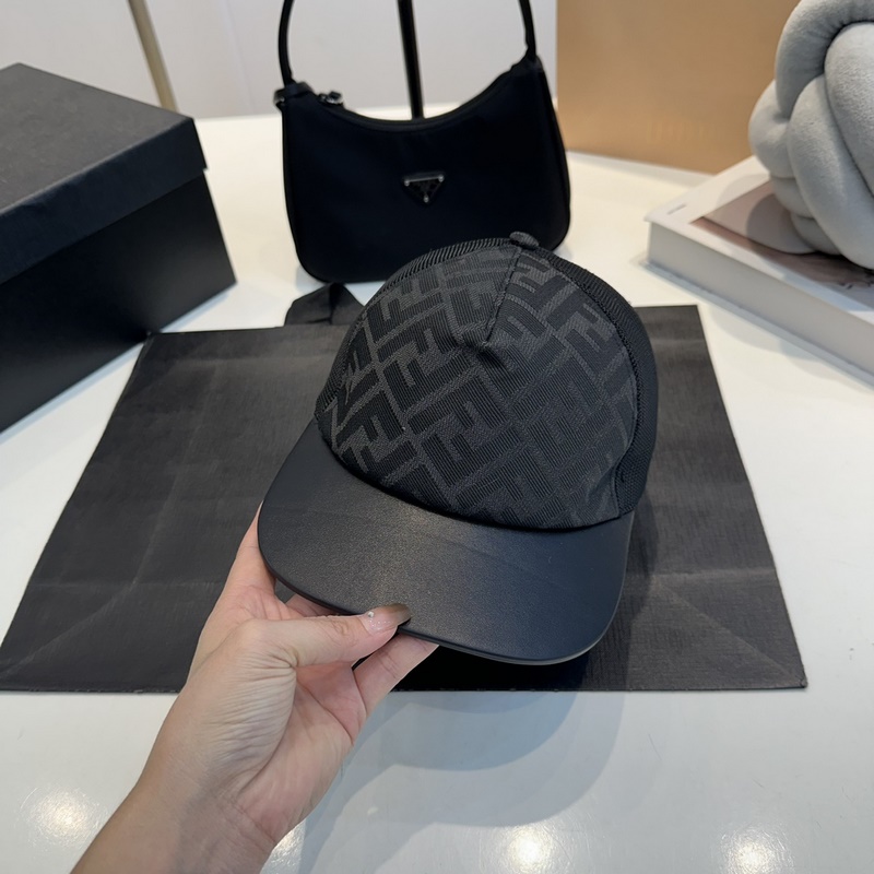 深灰色FF提花半軟帽舌棒球帽。後帽帶飾有金屬FENDI字樣，帽舌有皮革飾邊。意大