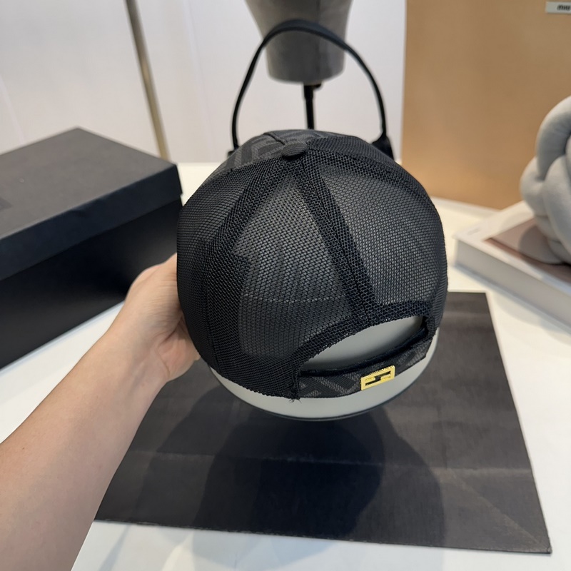 深灰色FF提花半軟帽舌棒球帽。後帽帶飾有金屬FENDI字樣，帽舌有皮革飾邊。意大