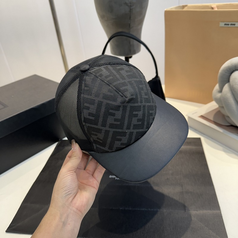 深灰色FF提花半軟帽舌棒球帽。後帽帶飾有金屬FENDI字樣，帽舌有皮革飾邊。意大