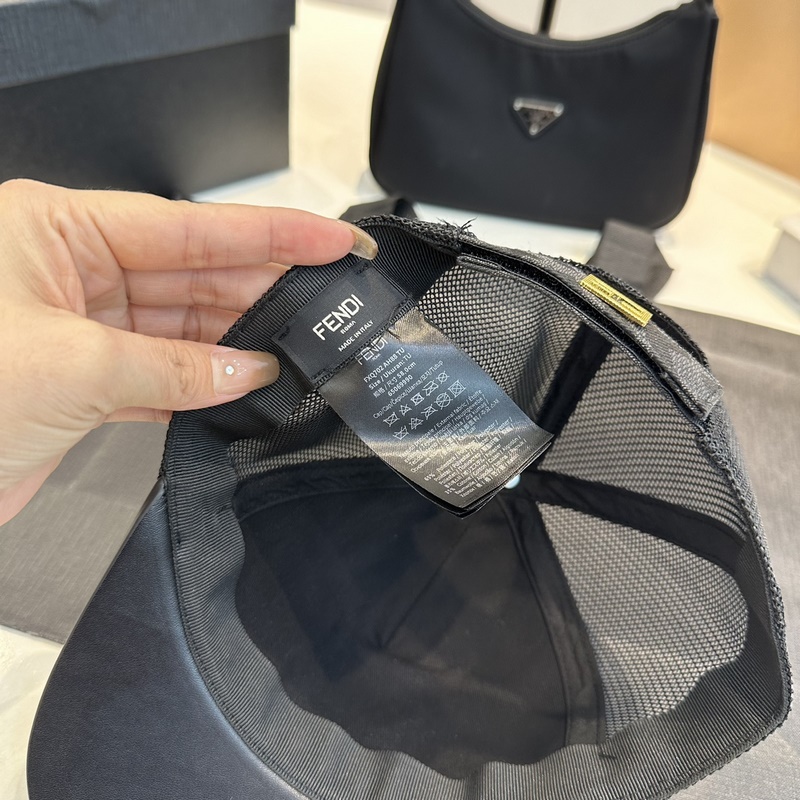 深灰色FF提花半軟帽舌棒球帽。後帽帶飾有金屬FENDI字樣，帽舌有皮革飾邊。意大