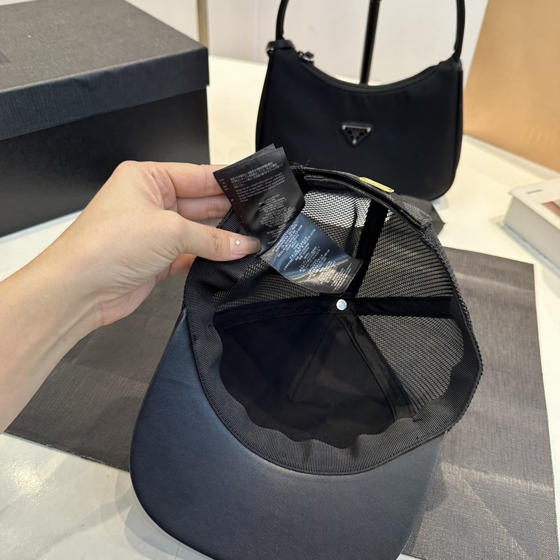 深灰色FF提花半軟帽舌棒球帽。後帽帶飾有金屬FENDI字樣，帽舌有皮革飾邊。意大