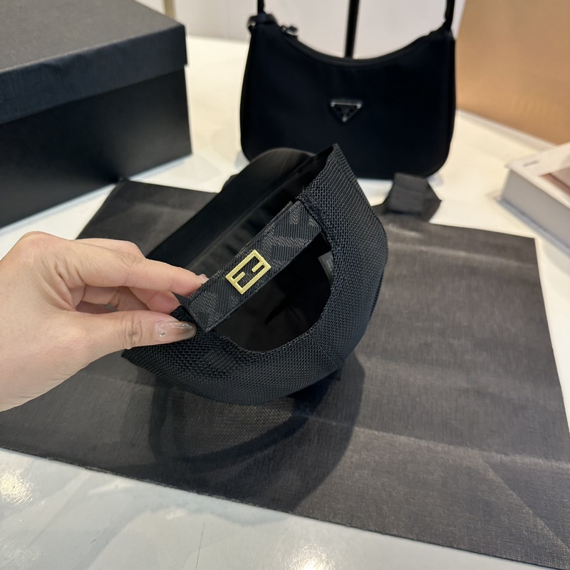 深灰色FF提花半軟帽舌棒球帽。後帽帶飾有金屬FENDI字樣，帽舌有皮革飾邊。意大