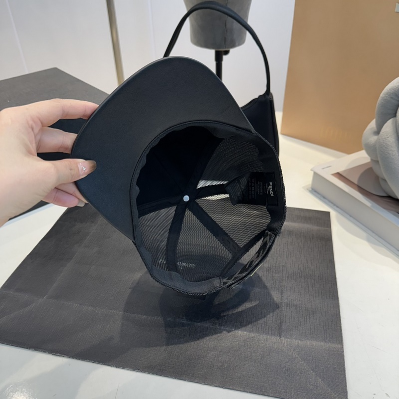 深灰色FF提花半軟帽舌棒球帽。後帽帶飾有金屬FENDI字樣，帽舌有皮革飾邊。意大