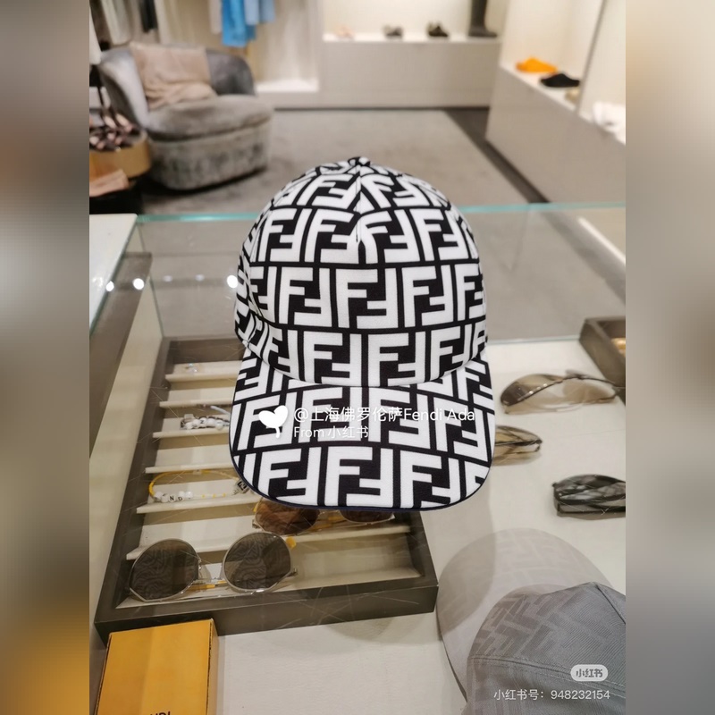 深灰色FF提花半軟帽舌棒球帽。後帽帶FENDI字樣 意大利制造 材質：65%滌綸