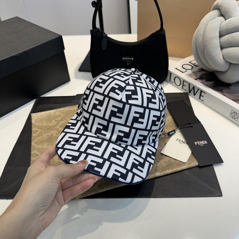 深灰色FF提花半軟帽舌棒球帽。後帽帶FENDI字樣 意大利制造 材質：65%滌綸