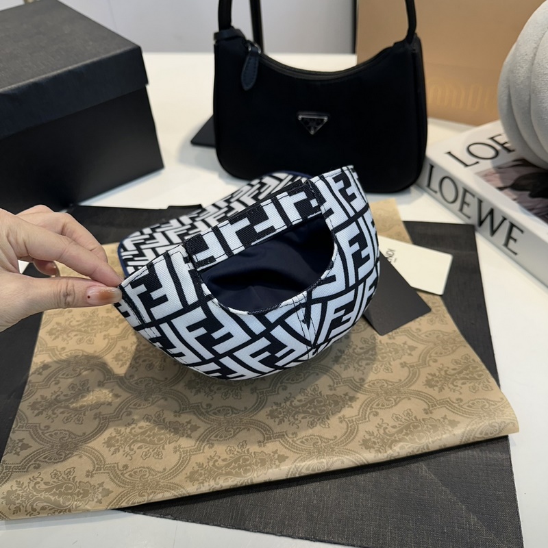 深灰色FF提花半軟帽舌棒球帽。後帽帶FENDI字樣 意大利制造 材質：65%滌綸