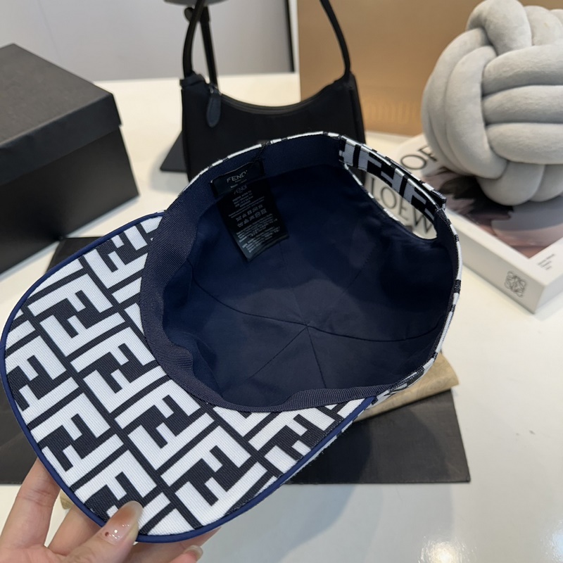 深灰色FF提花半軟帽舌棒球帽。後帽帶FENDI字樣 意大利制造 材質：65%滌綸