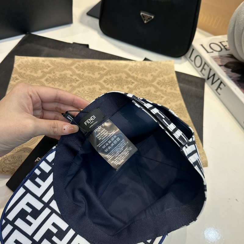 深灰色FF提花半軟帽舌棒球帽。後帽帶FENDI字樣 意大利制造 材質：65%滌綸