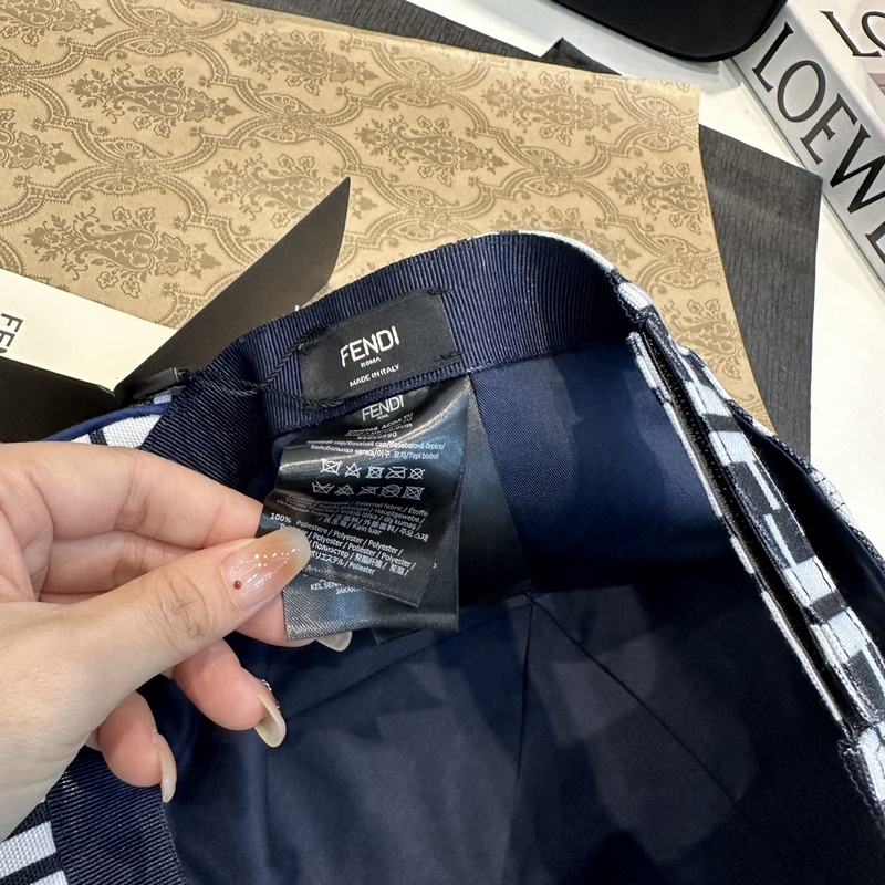 深灰色FF提花半軟帽舌棒球帽。後帽帶FENDI字樣 意大利制造 材質：65%滌綸