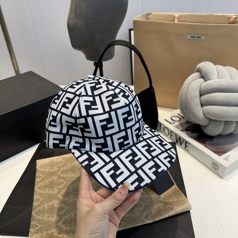 深灰色FF提花半軟帽舌棒球帽。後帽帶FENDI字樣 意大利制造 材質：65%滌綸