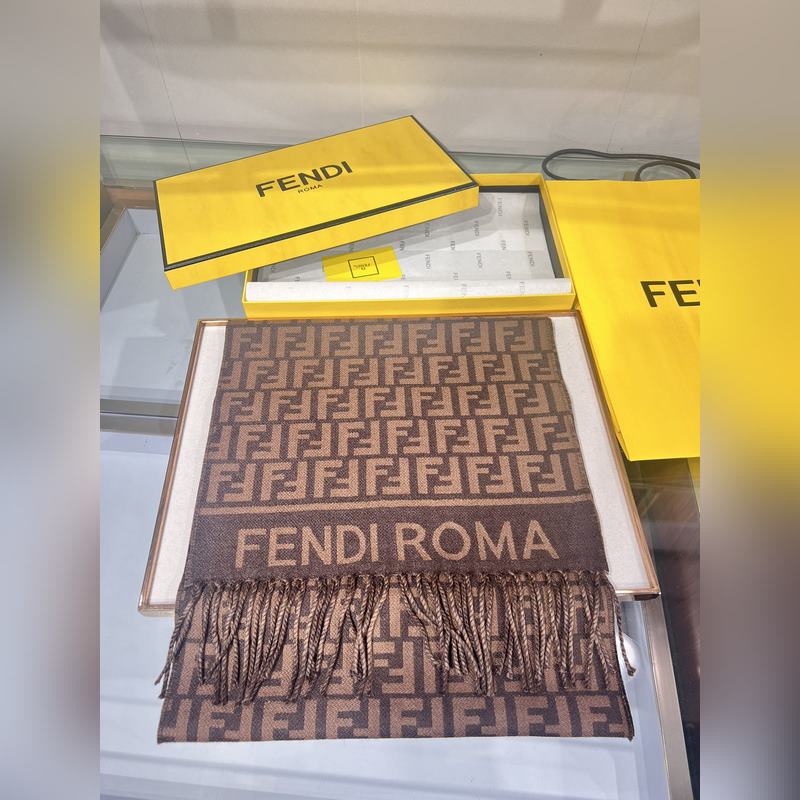 新款極品 Fendi今年最火的圍巾 全世界都在搶的老花FF字母款 主打的限量大極