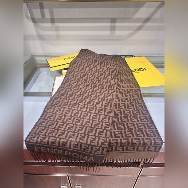 新款極品 Fendi今年最火的圍巾 全世界都在搶的老花FF字母款 主打的限量大極