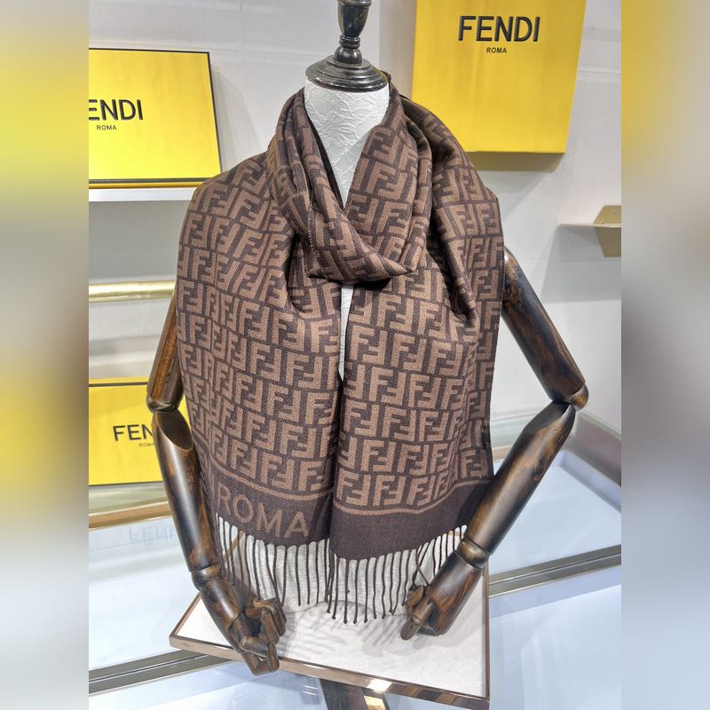 新款極品 Fendi今年最火的圍巾 全世界都在搶的老花FF字母款 主打的限量大極