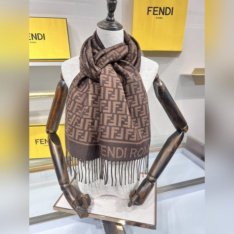 新款極品 Fendi今年最火的圍巾 全世界都在搶的老花FF字母款 主打的限量大極