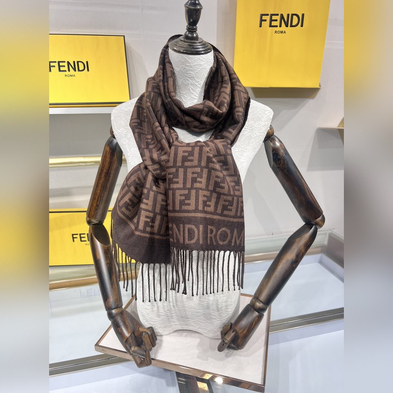 新款極品 Fendi今年最火的圍巾 全世界都在搶的老花FF字母款 主打的限量大極