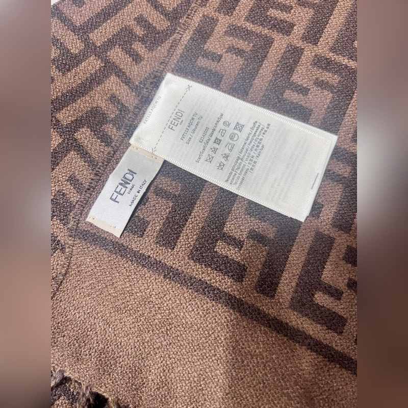 新款極品 Fendi今年最火的圍巾 全世界都在搶的老花FF字母款 主打的限量大極