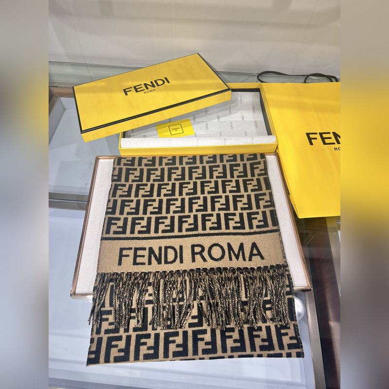 新款極品 Fendi今年最火的圍巾 全世界都在搶的老花FF字母款 主打的限量大極