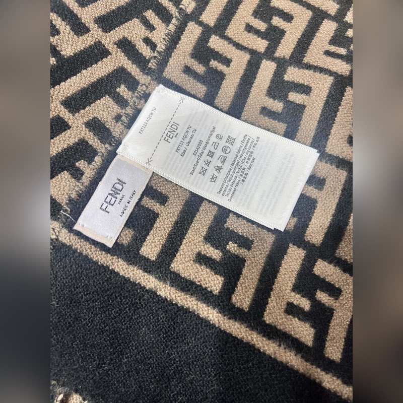 新款極品 Fendi今年最火的圍巾 全世界都在搶的老花FF字母款 主打的限量大極