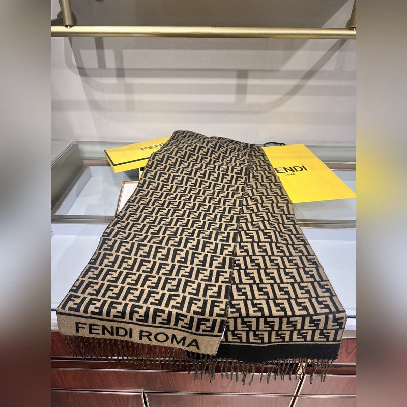 新款極品 Fendi今年最火的圍巾 全世界都在搶的老花FF字母款 主打的限量大極