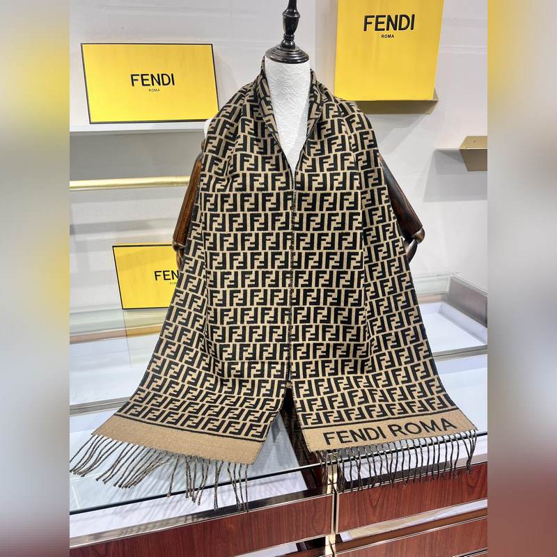 新款極品 Fendi今年最火的圍巾 全世界都在搶的老花FF字母款 主打的限量大極