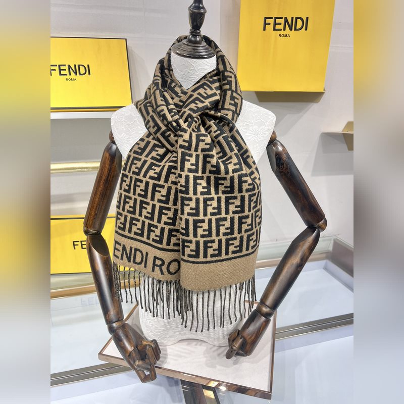 新款極品 Fendi今年最火的圍巾 全世界都在搶的老花FF字母款 主打的限量大極