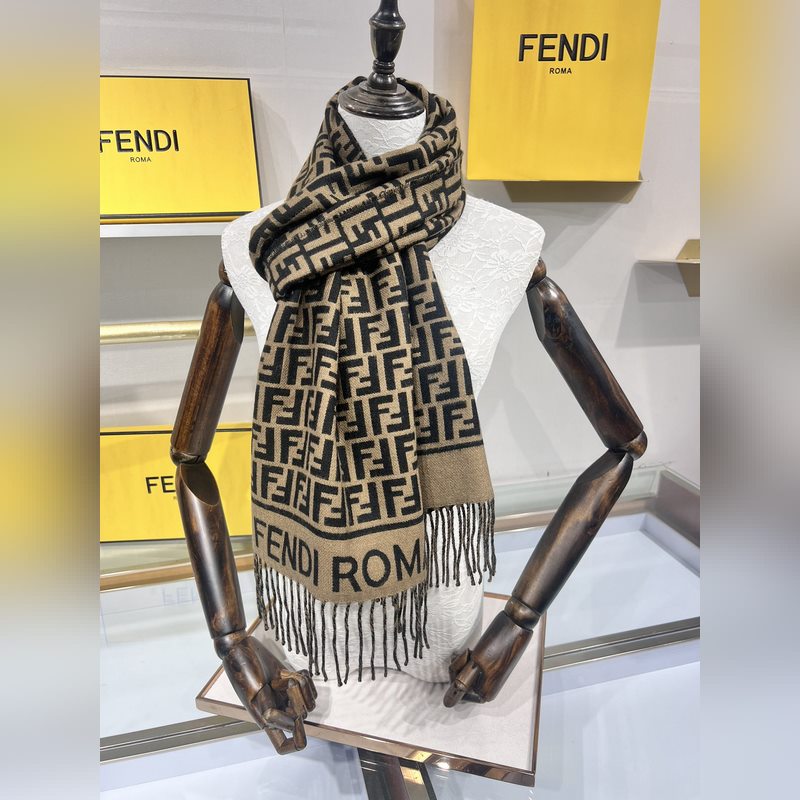 新款極品 Fendi今年最火的圍巾 全世界都在搶的老花FF字母款 主打的限量大極