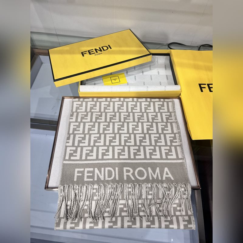 新款極品 Fendi今年最火的圍巾 全世界都在搶的老花FF字母款 主打的限量大極