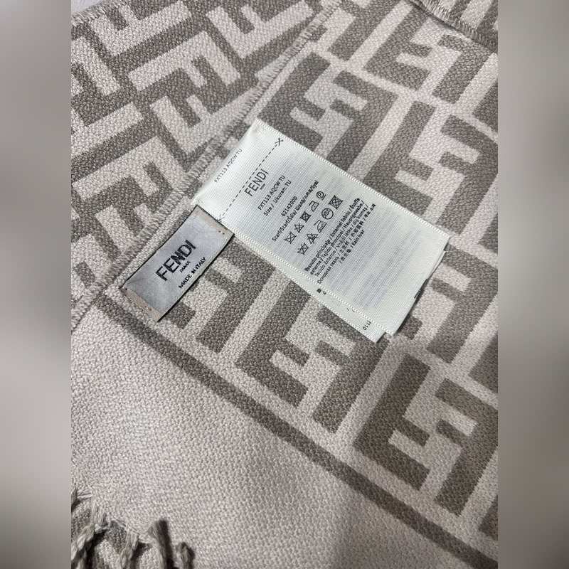 新款極品 Fendi今年最火的圍巾 全世界都在搶的老花FF字母款 主打的限量大極