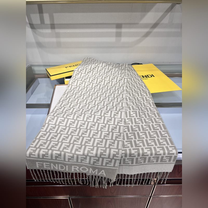 新款極品 Fendi今年最火的圍巾 全世界都在搶的老花FF字母款 主打的限量大極