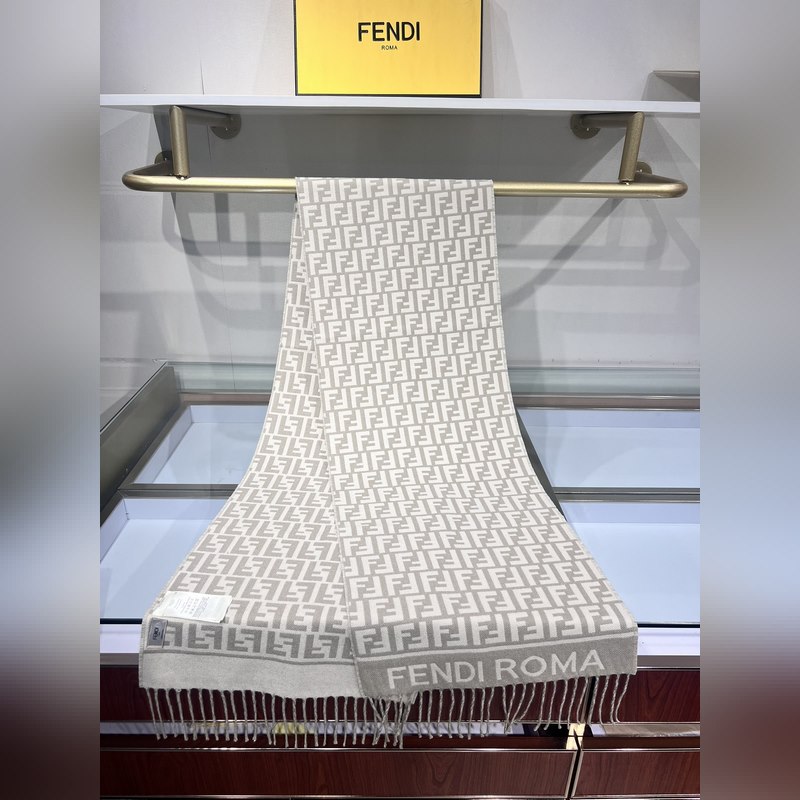 新款極品 Fendi今年最火的圍巾 全世界都在搶的老花FF字母款 主打的限量大極