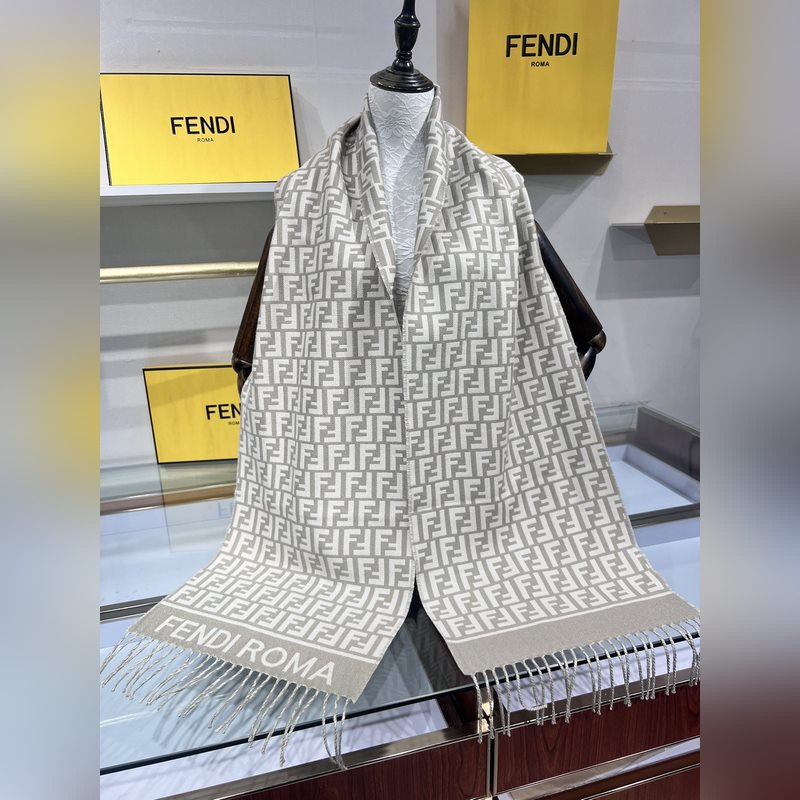 新款極品 Fendi今年最火的圍巾 全世界都在搶的老花FF字母款 主打的限量大極