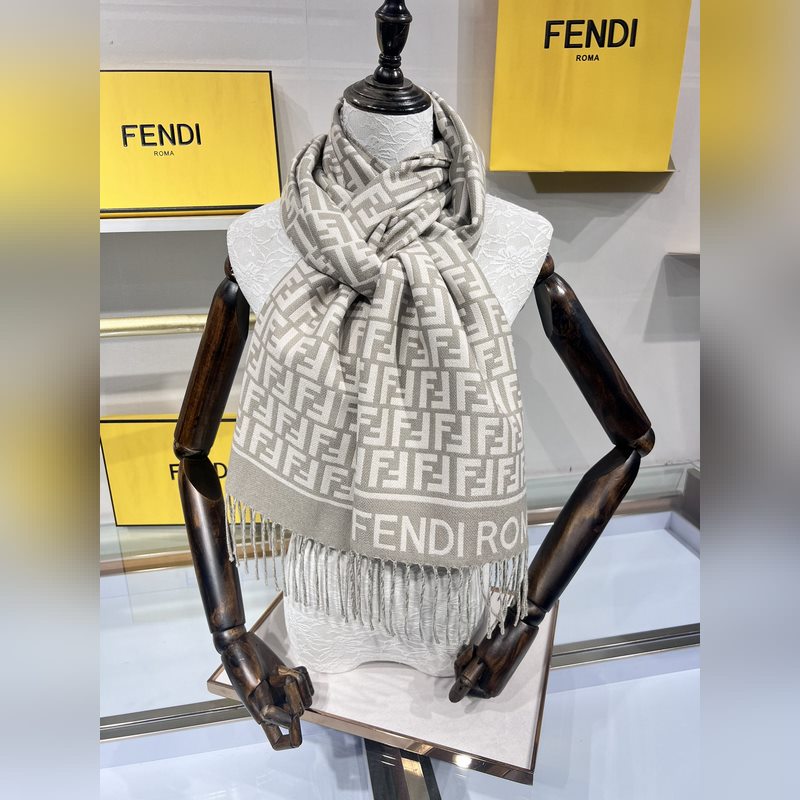 新款極品 Fendi今年最火的圍巾 全世界都在搶的老花FF字母款 主打的限量大極